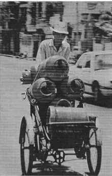 Transport de bombones de gaz en tricycle, au Viêt-nam
