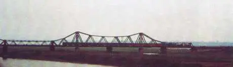 Le pont Doumer à Hanoi.