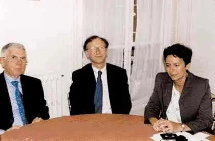 Le Professeur Alain Fischer entouré de Sylvie Delassus et Pierre Zervudacki.