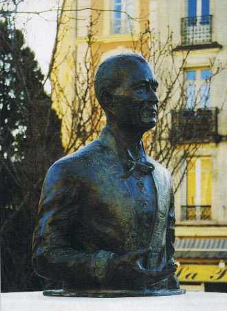 Statue de Louis Leprince-Ringuet, à Alés