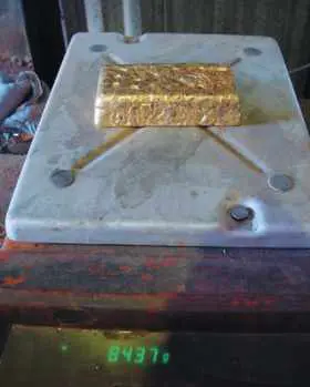Premier lingot d'or de la mine de White Foil (Australie)