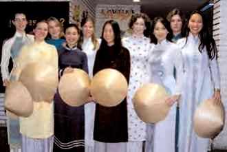 Des polytechniciennes  dans le costume vietnamien “ Ao Dai ” 