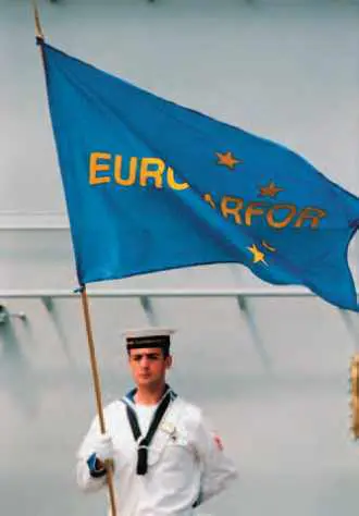  Matelot italien avec le drapeau de l’Euromarfor.