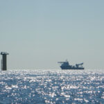 Installation d’une ferme éolienne offshore. L'énergie éolienne fait partie des solutions offertes par l'océan