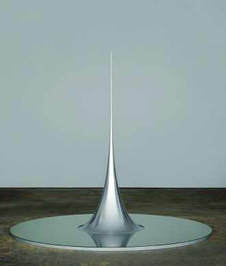 Hiroshi Sugimoto, Conceptual Form 011, 2008. Surface de révolution présentant une courbure négative constante. Miroir en aluminium.