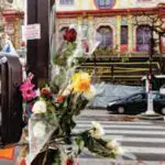 Gerbes de fleurs en hommage aux victimes des attentats