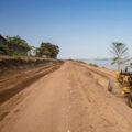 Une route en terre au Cameroun