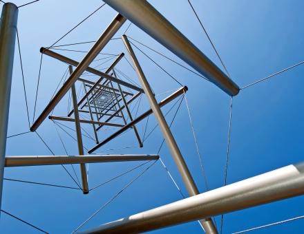 Needle Tower, œuvre par le sculpteur américain Kenneth Snelson.