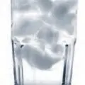 Un verre d'eau avec des glaçons