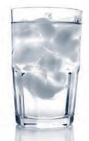 Un verre d'eau avec des glaçons
