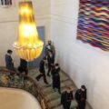 Les polytechniciens descendent l'escalier de l'hôtel de Brienne