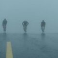 Dans le brouillard à vélo