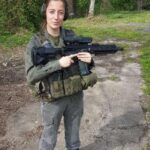 Lucie MOULIN, armée pendant son stage Formation militaire et humaine de l'École polytechnique