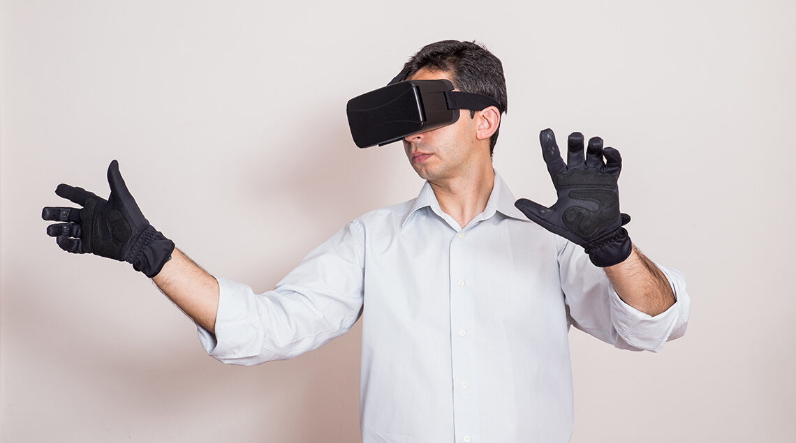 Haptique : Homme portant un masque et des gants de réalité virtuelle