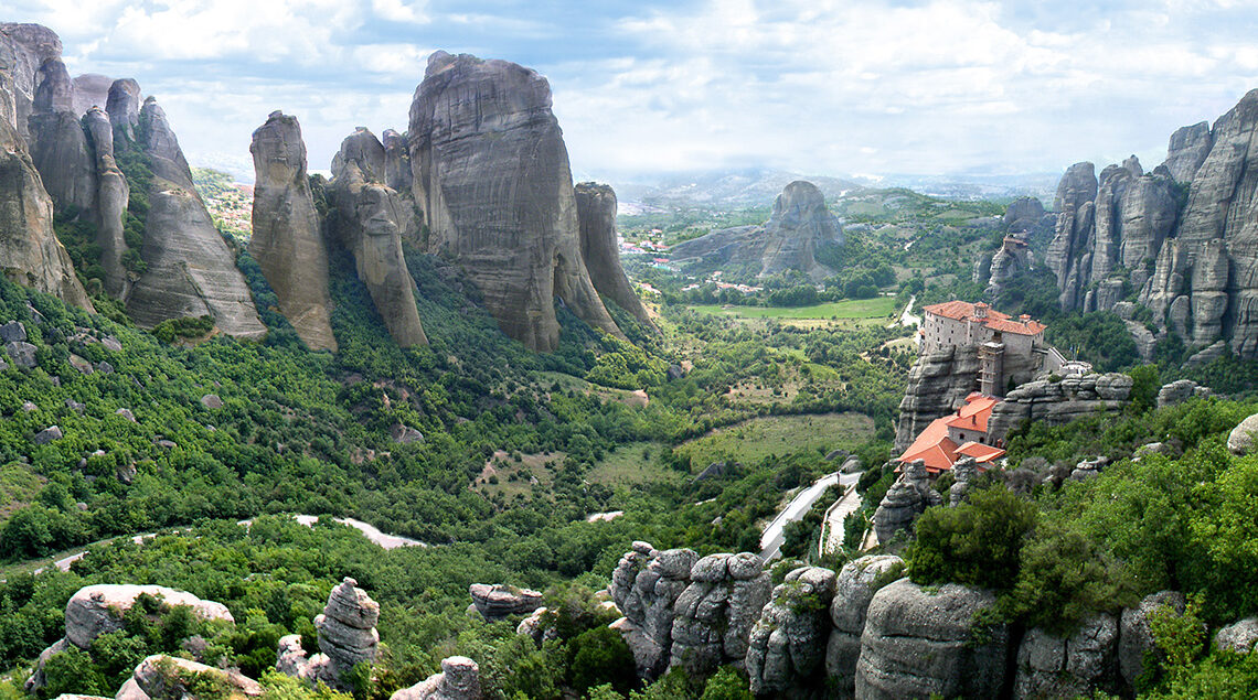 Les Météores, hautes falaises de Thessalie et les monastères construits à leurs sommets.
