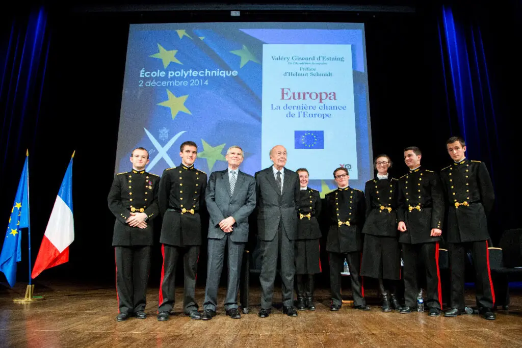 Valéry Giscard d'Estaing en 2014 avec des élèves de l'École polytechnique