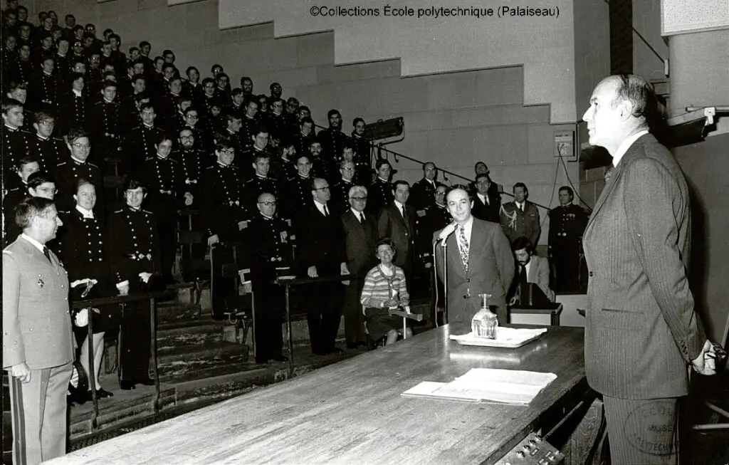 Le président Valéry Giscard d'Estaing lors d'une conférence à l'École polytechnique en 1975