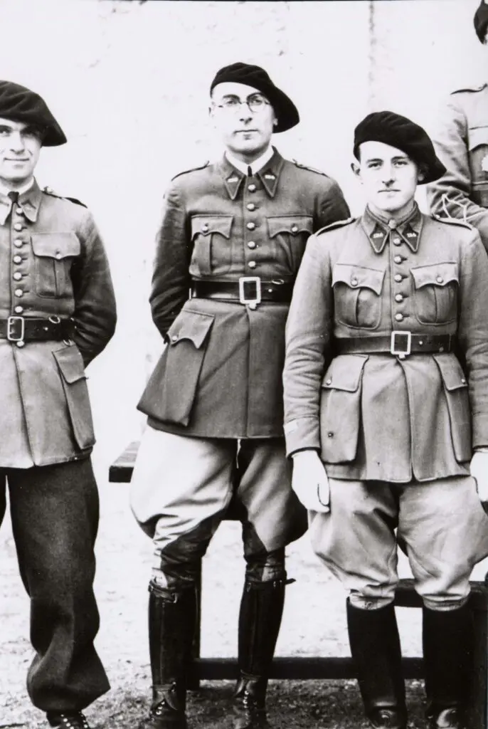 2.Le lieutenant Miguet (au centre avec les lunettes), commandant la 6e batterie du 154e régiment d’artillerie de position.