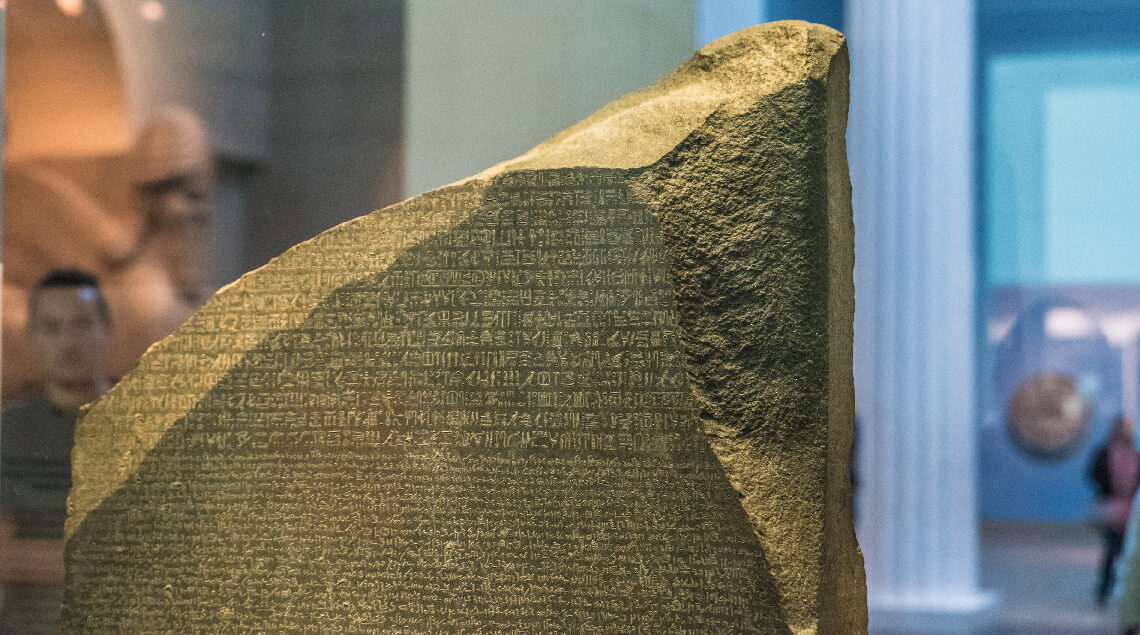 La pierre de Rosette, découverte pour le lieutenant Bouchard est conservée au British Museum à Londres