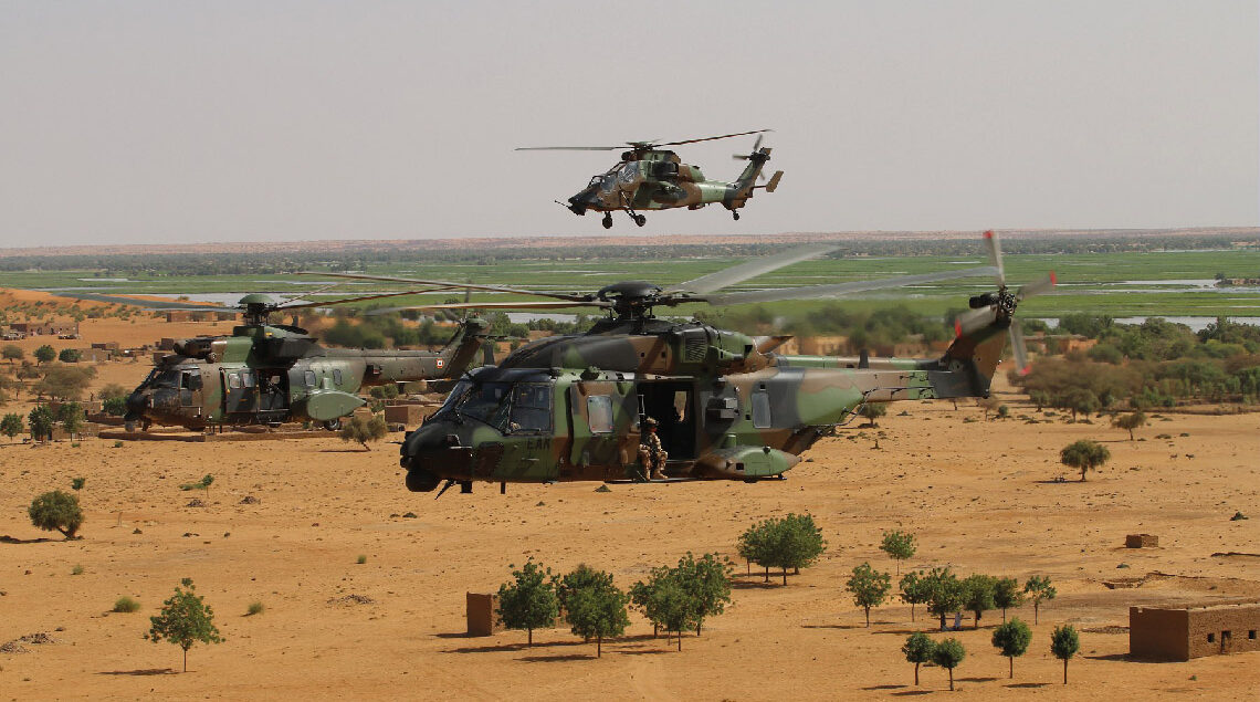 Un NH90, un Tigre et un Cougar lors d’une mission en OPEX. Tous les hélicoptères de l’État français sont motorisés par Safran Helicopter Engines.