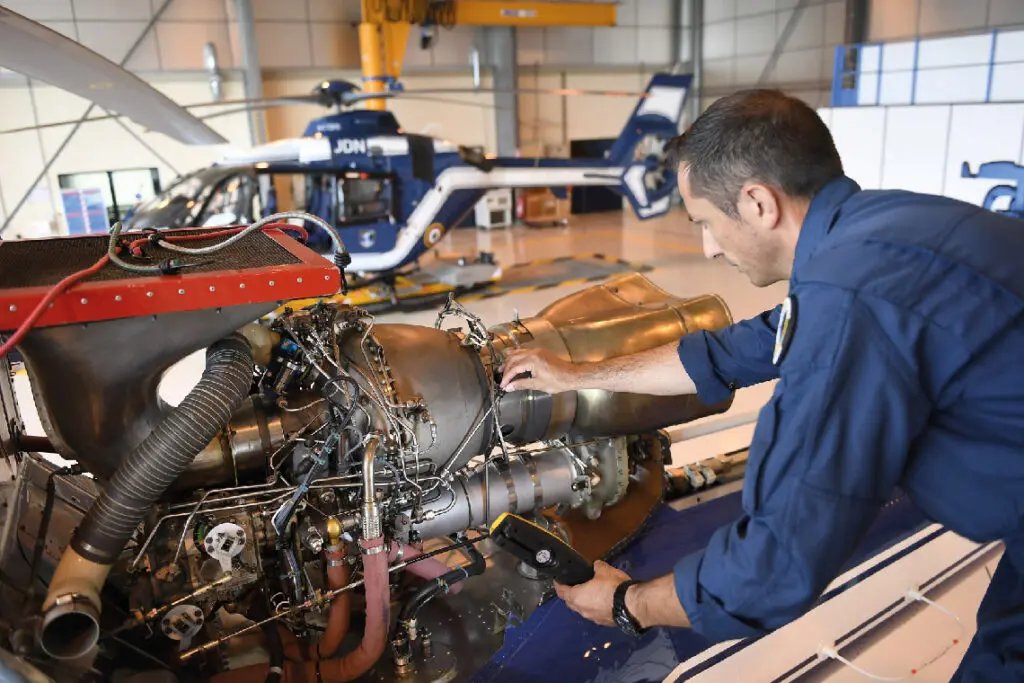 Un moteur Arriel en cours de maintenance sur un Ecureuil de la Gendarmerie Nationale. Tous les moteurs d’hélicoptères de l’Etat français font l’objet d’un contrat de soutien appelé MCO (Maintien en Condition Opérationnelle).