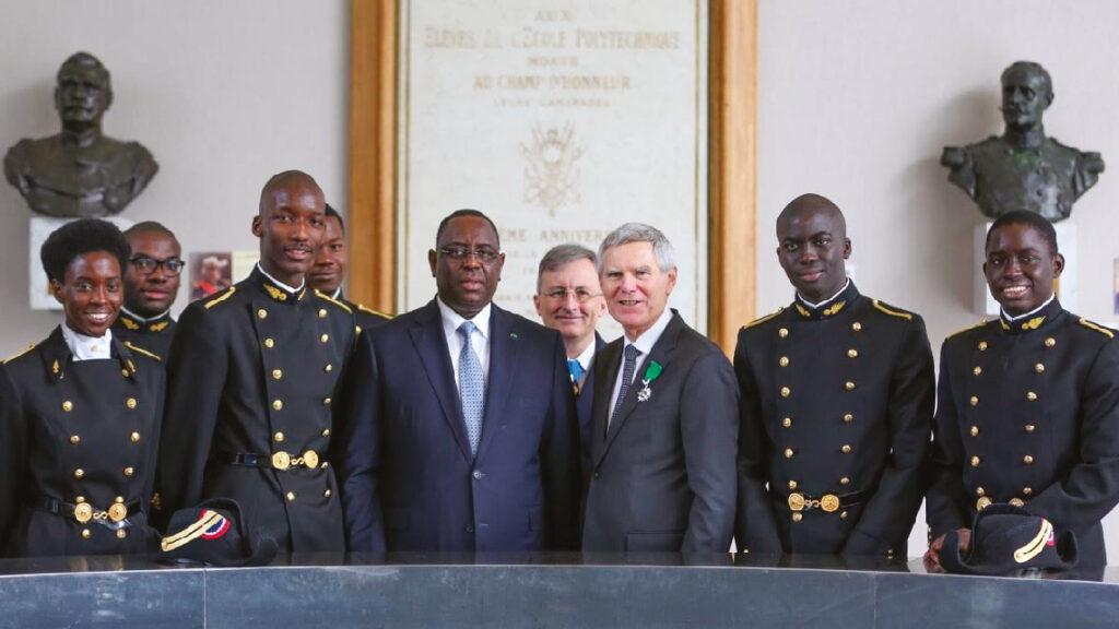 Visite du Président du Sénégal Mack Sall le 2 décembre 2015 à l’École polytechnique, Serigne Mouhamadou Seye est à la droite du Président.