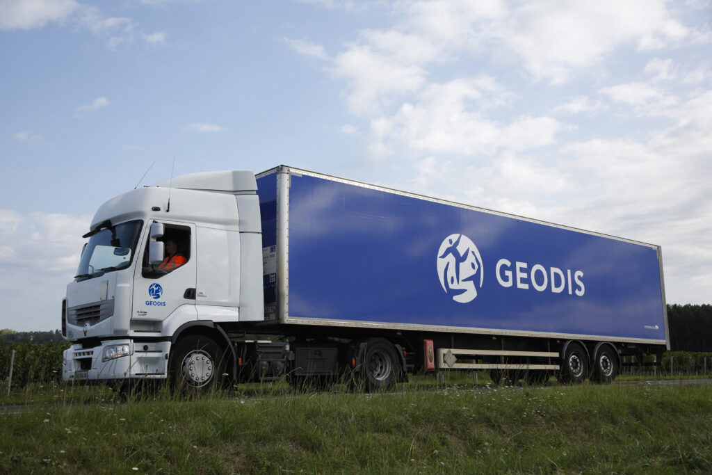 Logistique innovante avec un camion Geodis en tournée de livraison.