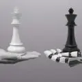 Une main humaine et une maind e robot ( IA ) avec des pièces d'échec, Eleven