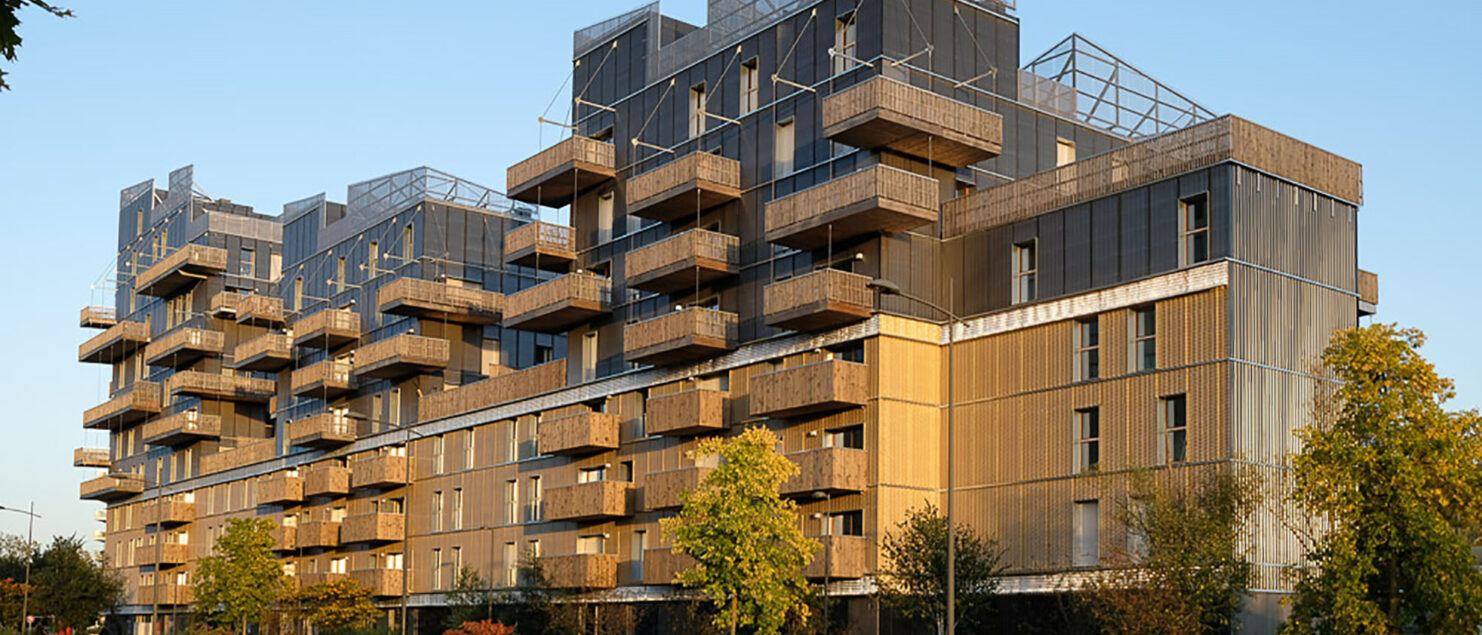Livré en 2019 à Strasbourg, Sensation est un complexe de logements et commerces bas carbone illustrant la démarche de décarbonation de Bouygues Immobilier.