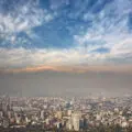 Pollution au-dessus de la ville de Santiago au Chili © Nataliya Hora