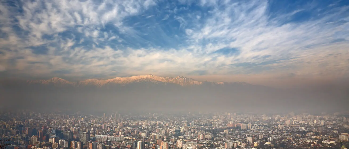Pollution au-dessus de la ville de Santiago au Chili © Nataliya Hora
