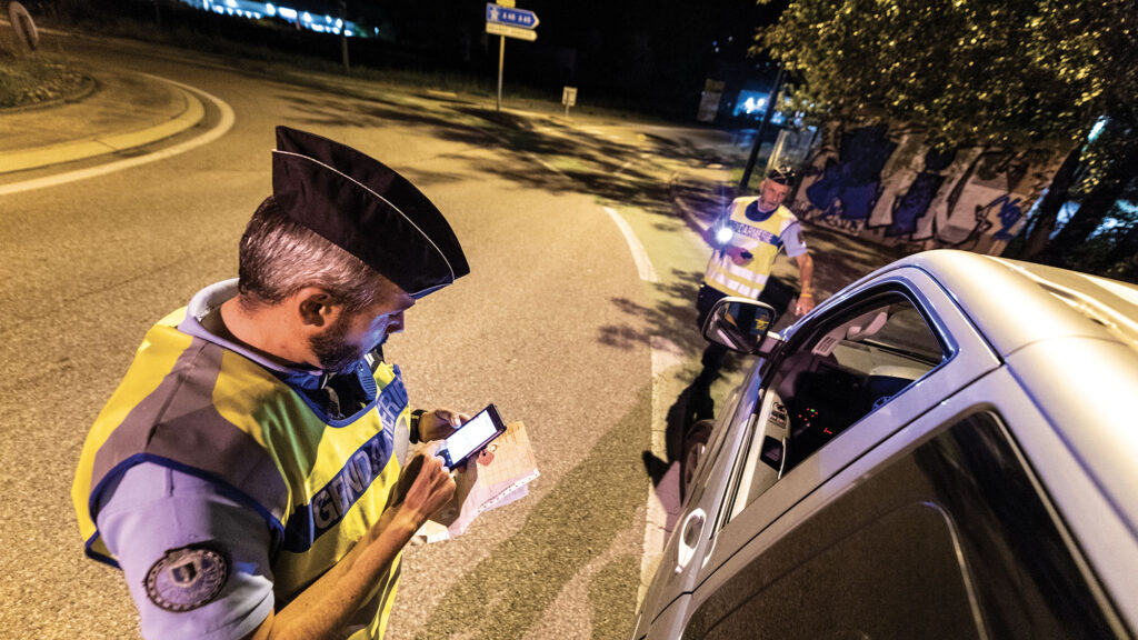 Patrouilles de nuit sur les routes départementales par les gendarmes du peloton motorisé (PMO) de Rives. L’utilisation des smartphones Néo 2 est devenue indispensable pour réaliser les contrôles.