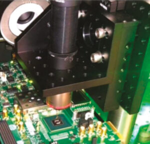 Microscope à diamant quantique configuré pour la mesure de champ magnétique dans des circuits intégrés.