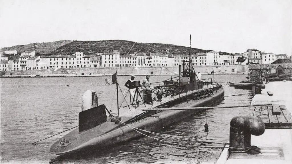 Le sous-marin militaire la Cigogne (Q39).