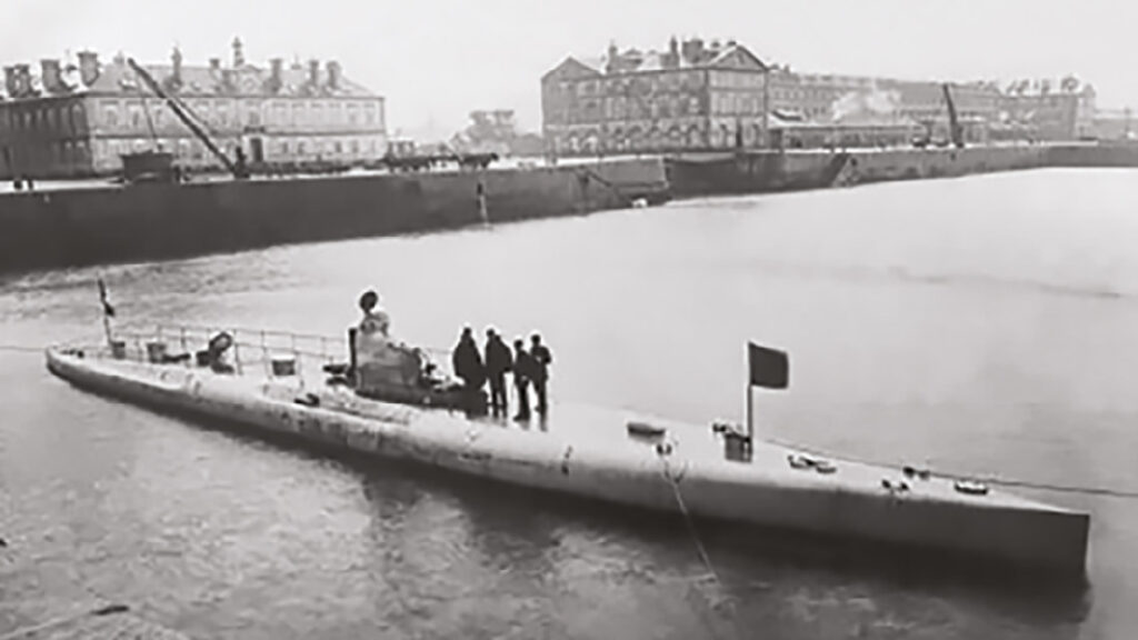 Le sous-marin militaire Narval (Q04).