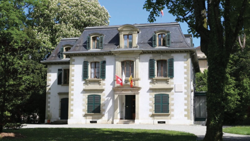 La Maison Dufour, le 8 mai 2021, pavoisée pour la journée mondiale de la Croix-Rouge et du Croissant-Rouge.