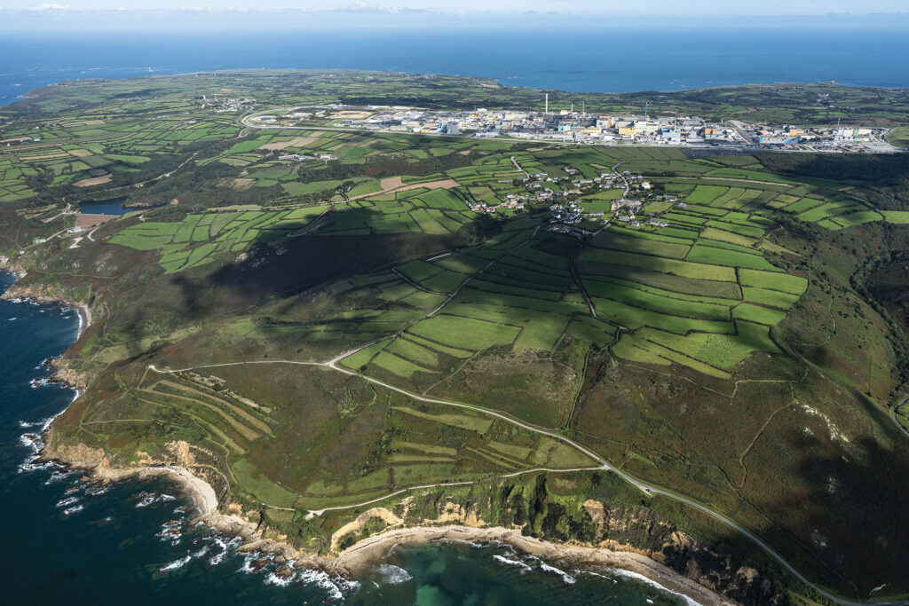 Vue aérienne de l’usine Orano La Hague, première étape du recyclage des combustibles nucléaires usés (Manche, France).