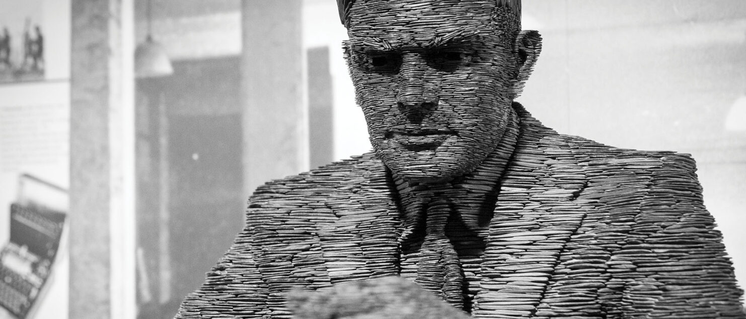 Histoire de l’IA : Statue en ardoise du mathématicien Alan Turing à Bletchley Park Museum, Bletchley, Grande-Bretagne.