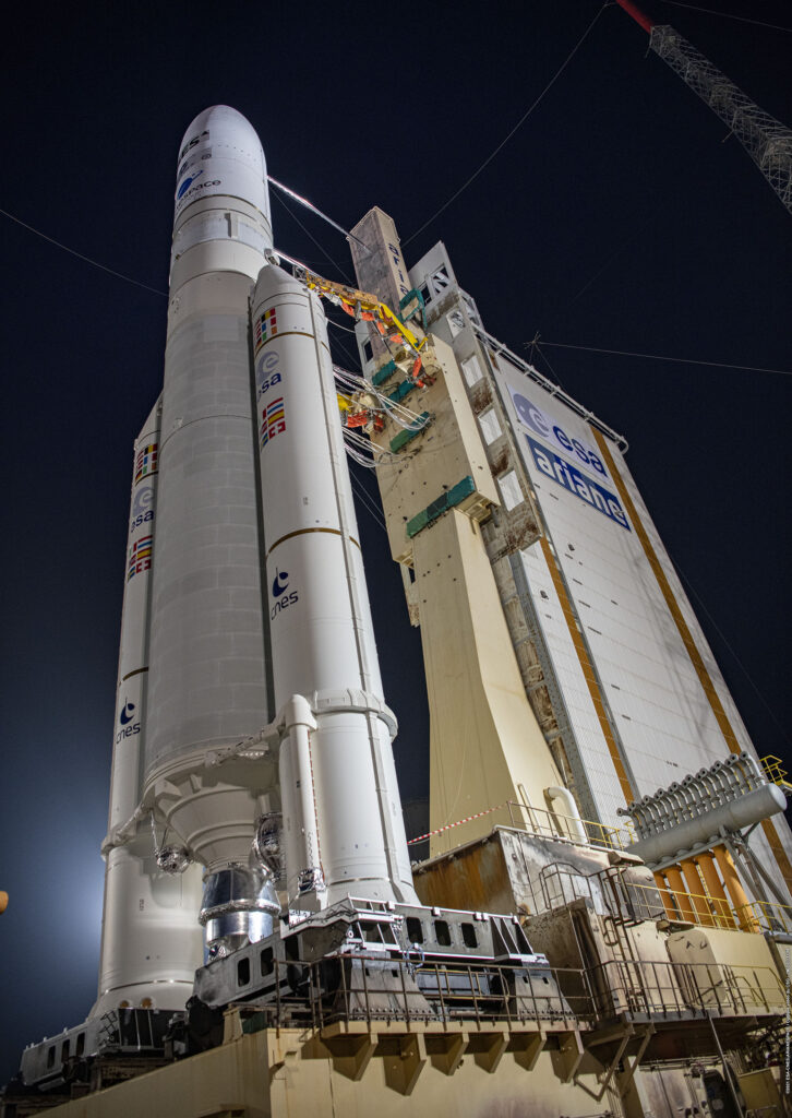 Ariane 5 sur son pas de tir en Zone de Lancement n°3.