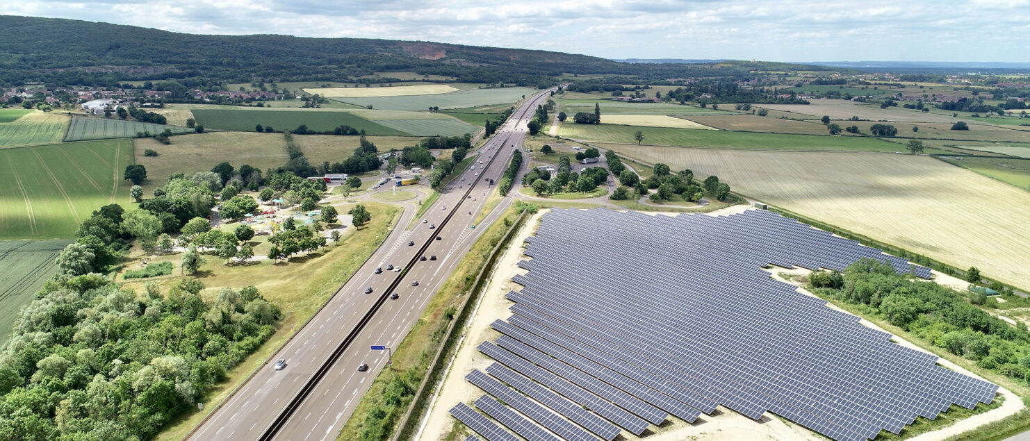 Autoroute bas-carbone : La ferme solaire de Boyer & Jugy en Saône et Loire aux abord de l’A6.