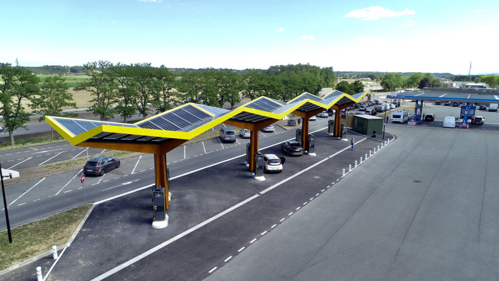 Autoroute durable : La station de recharge électrique à très haute puissance de l’aire de Dracé sur l’A6.