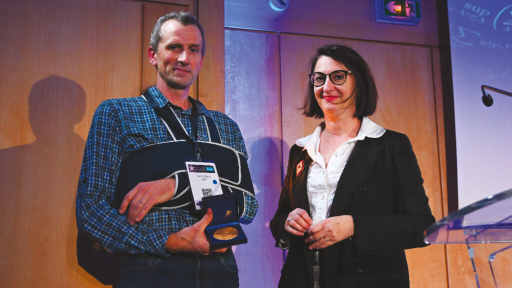 Claire Giry, directrice générale de la recherche et de l’innovation, a remis la médaille des assises des mathématiques à Francis Bach (X94) en reconnaissance de ses travaux de recherche majeurs à l’interface mathématiques-informatique.