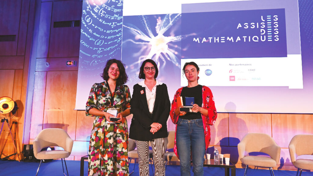 Le prix Diffusion a été remis par Claire Giry (au centre) à Olga Paris-Romaskevich (à droite), Clémence Perronnet (à gauche) et Claire Marc pour la réalisation d’un sketchnote « Matheuses : les filles sont l’avenir des maths ».