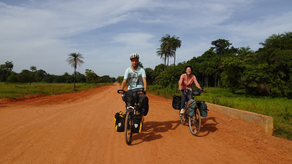 Nous, Astrid et Matthieu, sur les pistes en latérite du Sénégal pour leur projet 17 rayons d'espoir