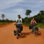 Nous, Astrid et Matthieu, sur les pistes en latérite du Sénégal pour leur projet 17 rayons d'espoir