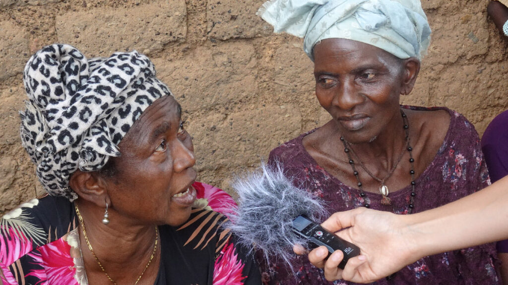  L’enregistrement d’un podcast sur l’association des vieilles femmes pour la paix, à Koulé en Guinée.