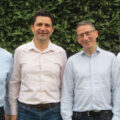 Quatre camarades de la promotion X91 se sont lancés dans l’aventure de l’entrepreneuriat en créant Flore Group. De gauche à droite : Sébastien Vuillemin (X91), Nadi Bou Hanna (X91), Michel Lamon (X91) et Jérémie Avérous (X91).