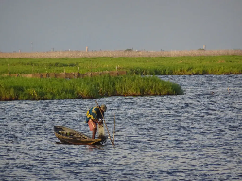 Près de Ganvié, les pêcheurs parcourentle lac sur leurs barques à fond plat.