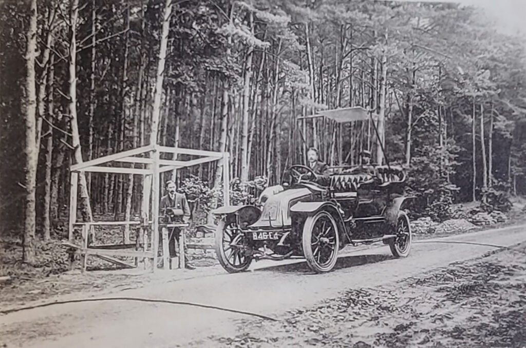 Essai d’aérodynamique du plan, 1911, fig. 2. Mesure des pressions exercées sur le plan fixé en haut du véhicule, en fonction de la vitesse.