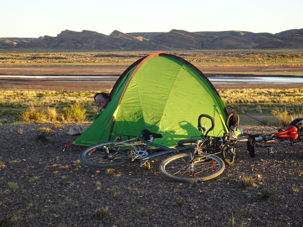 Dans les grands espaces de l'Altiplano, nous plantons notre tente au milieu des petits buissons verts.
